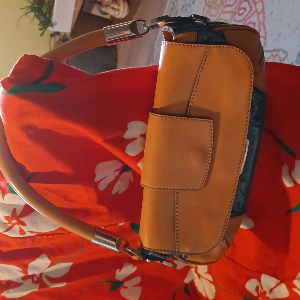 EUC WOMENS HANDBAG